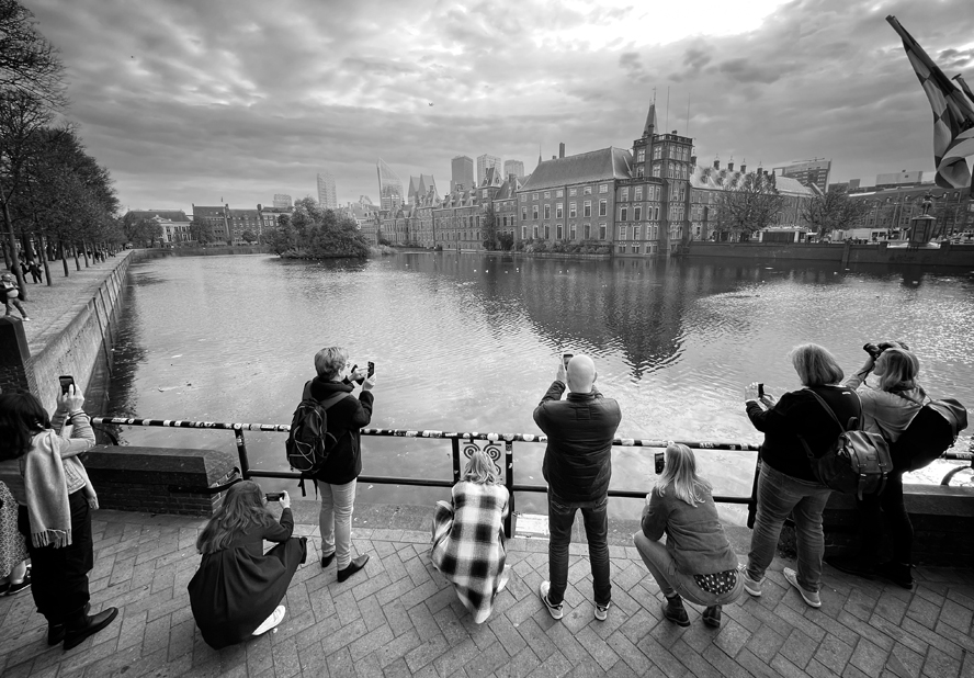 Groen oog van Melanie in close-up en Mel aan het werk