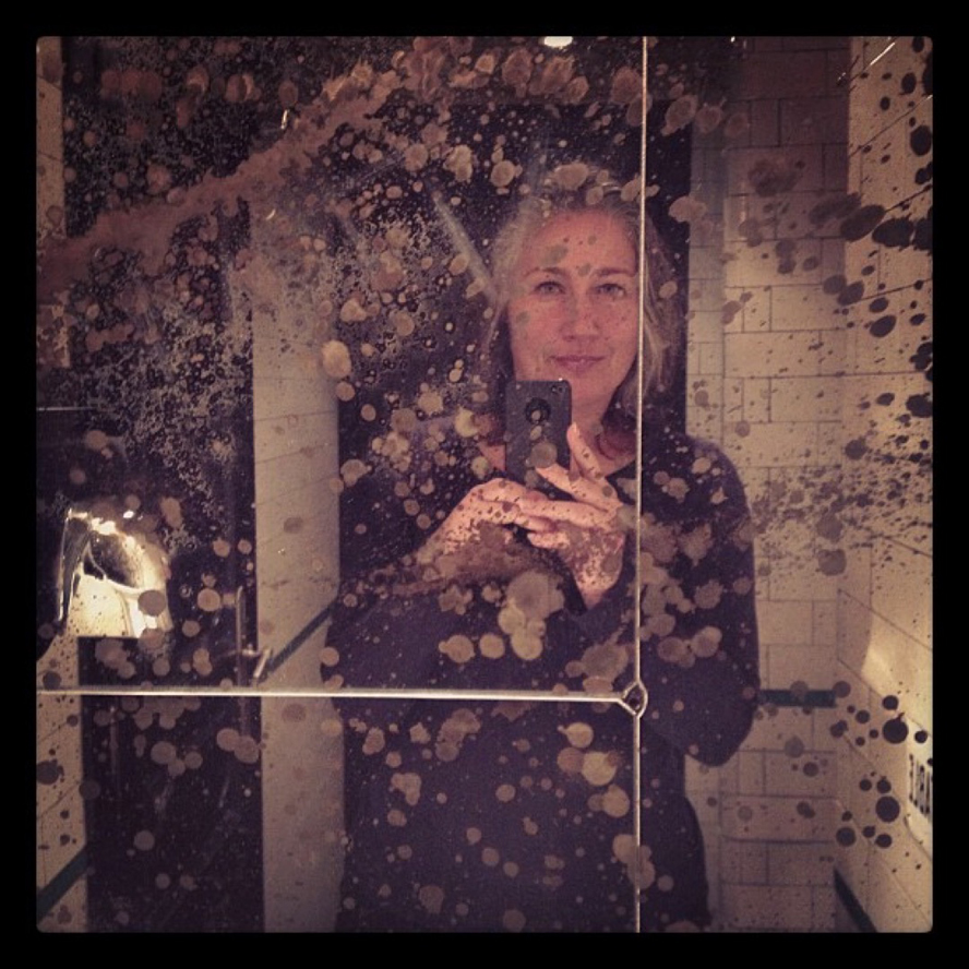 Fotoworkshop in Parijs, selfie in oude spiegel in Montmartre restaurant
