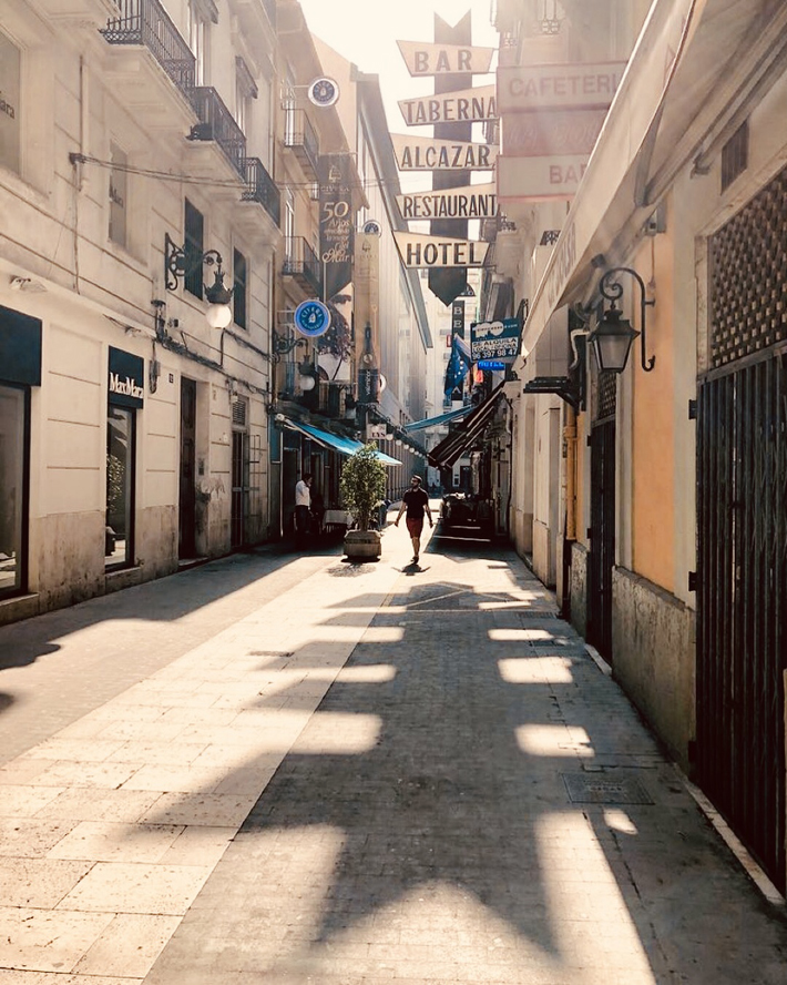 Fotoworkshop in Valencia - schaduw beeld in straatje