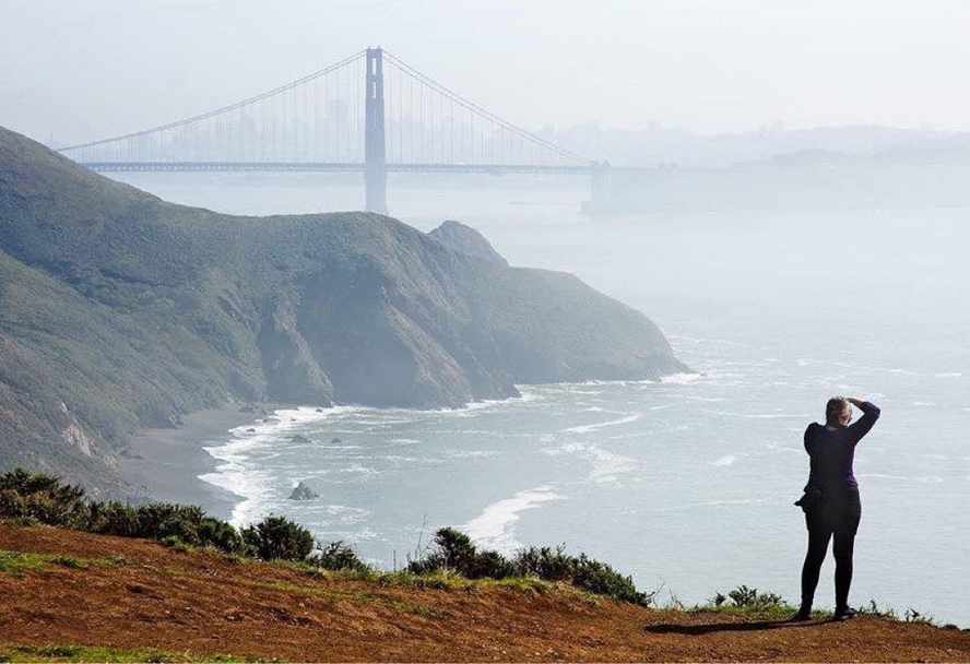 Visuele ontdekkingsreiziger Melanie E. Rijkers in San Francisco bij de Golden Gate Bridge