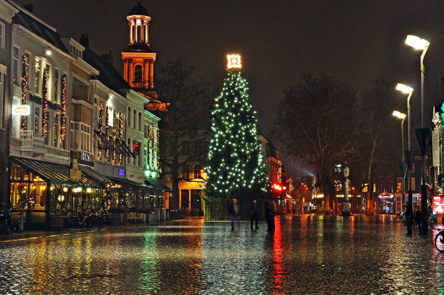 Binnenstad Breda Grote Markt in de regen met verlichte kerstboom
