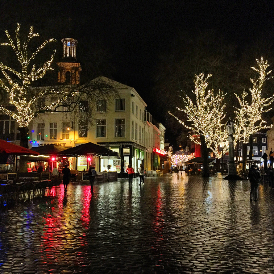 Grote Markt met natte stenen in de nacht, binnenstad Breda