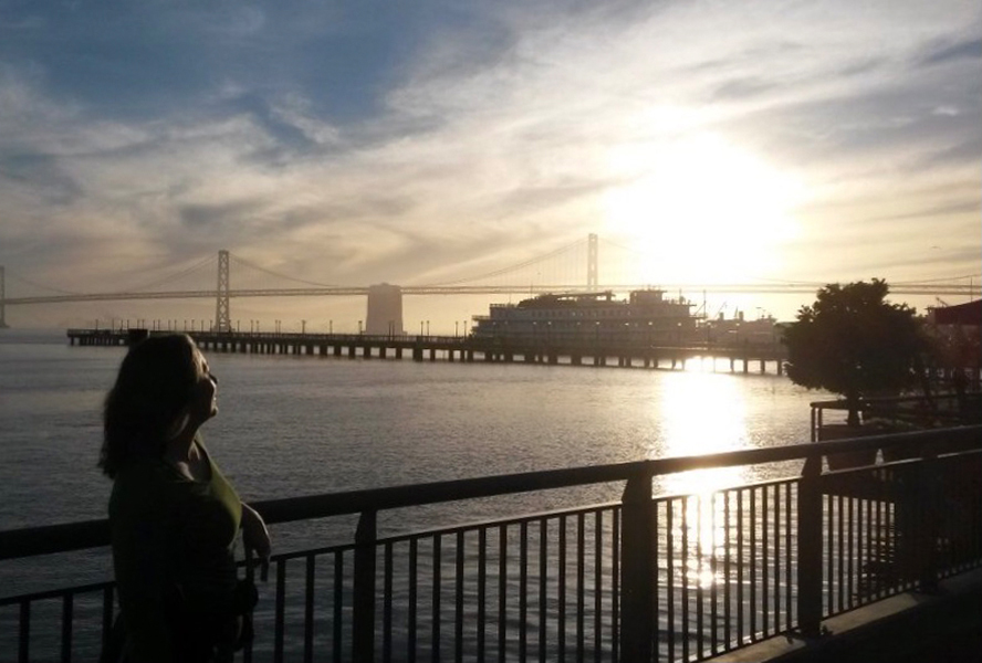 Ochtendzon over baai, Bay Bridge op de achtergrond in San Francisco