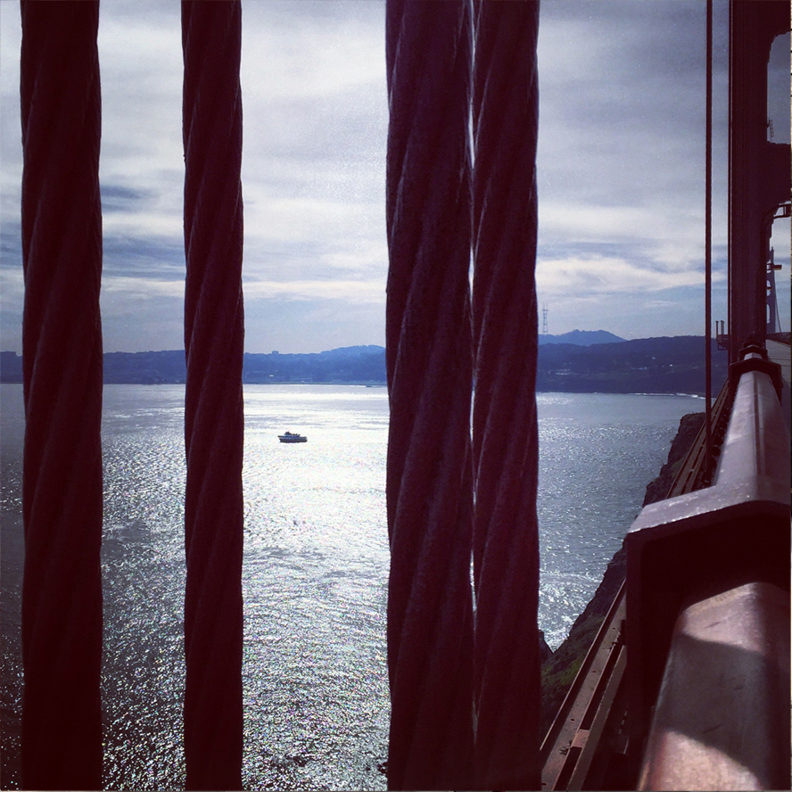 Schip vaart tussen spijlen Golden Gate Bridge San Francisco