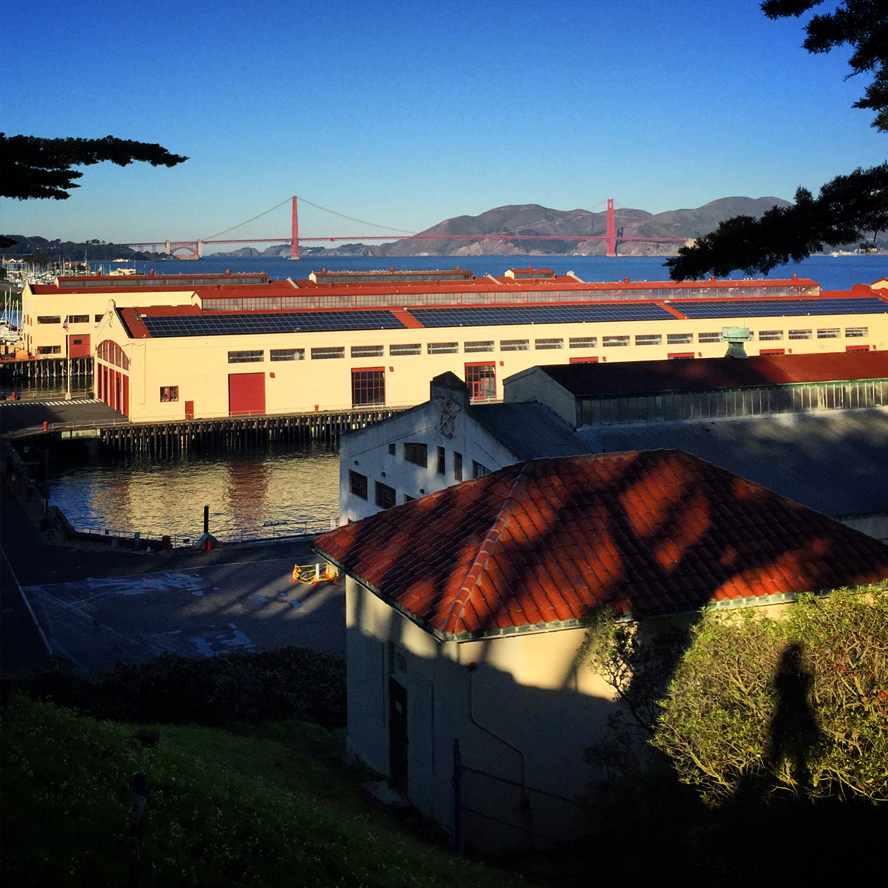 Presidio shadow selfie met op de achtegrond Golden Gate Bridge San Francisco