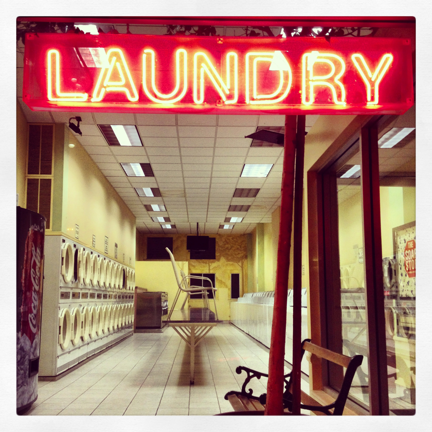 Zicht door raam met laundry in neon: leeg interieur van wasserette in Nob Hill aria San Francisco