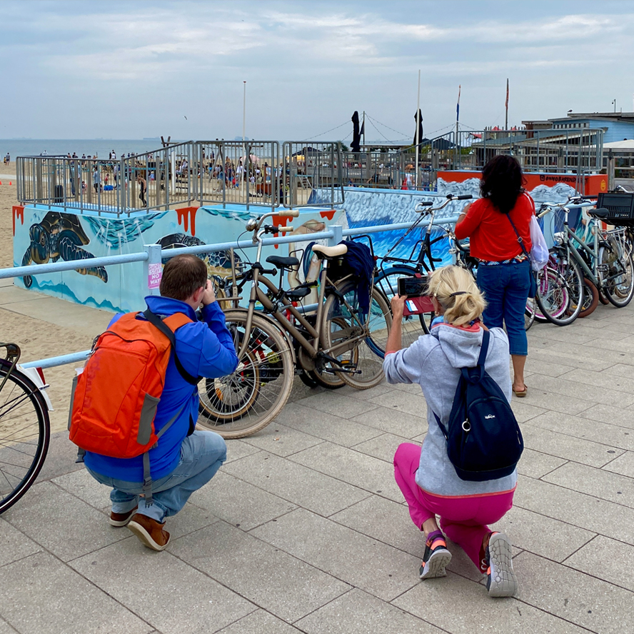 Groepje fotografen op de boulevard van Scheveningen