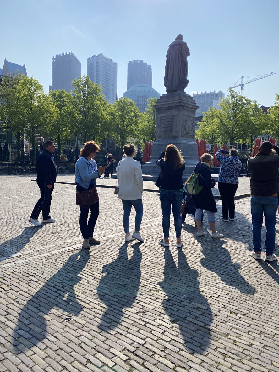 Groep fotografen op het Plein in de Haag bij het standbeeld van Willem van Oranje