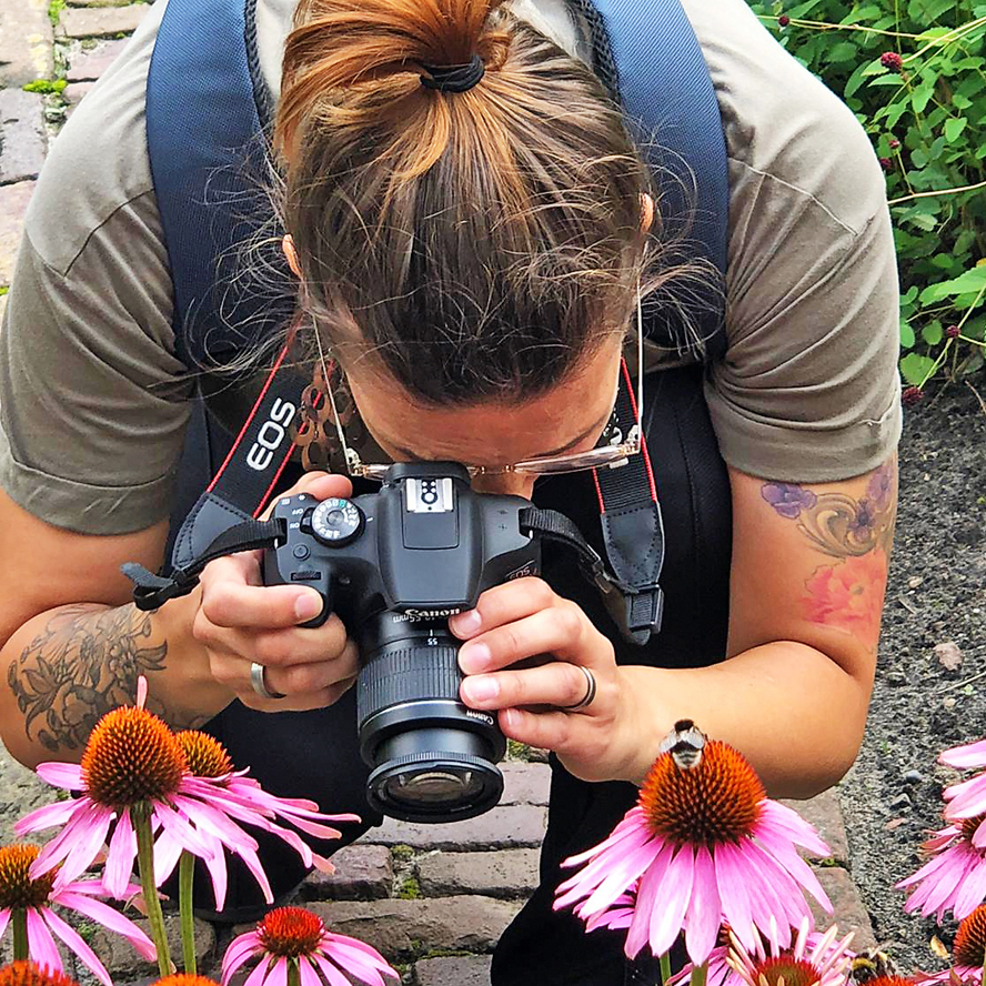 Cursist fotografeert bloemen in close-up tjdens Het perfecte plaatje