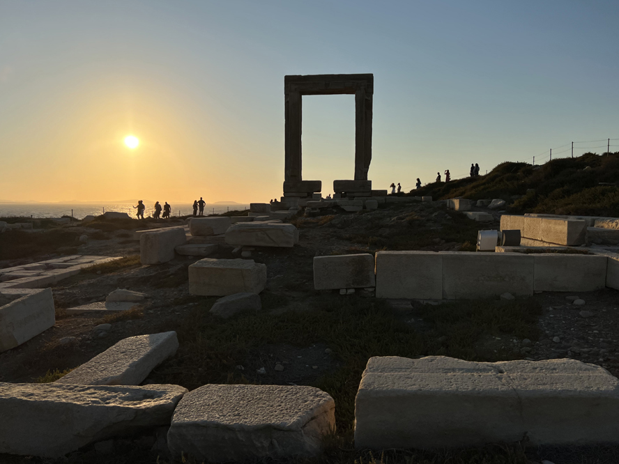 Avondlicht over stenen en de Portara van Apollo op Naxos