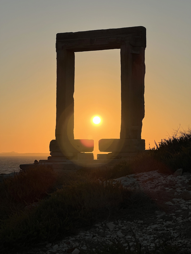 Zonsondergang door de Portara van Apollo op Naxos