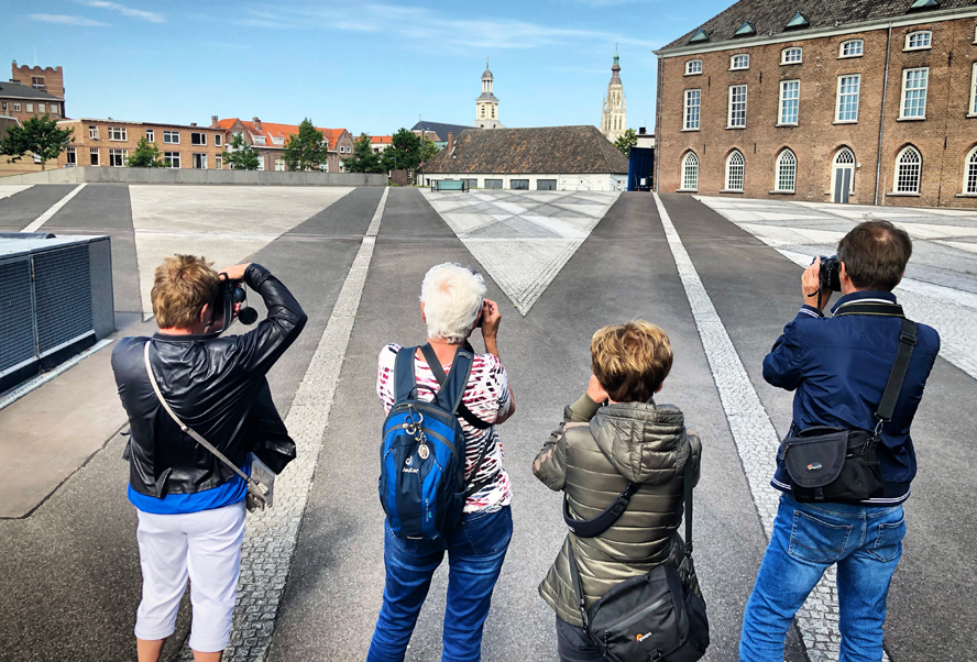 Slow Flow Photo Walk - groep mensen fotografeert straatbeeld in Breda
