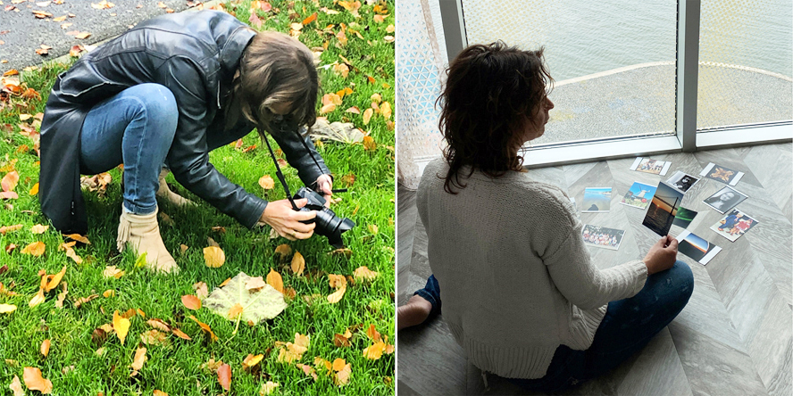 Vrouw bekijkt haar geprinte foto's en een vrouw maakt gehurkt een foto van herfstblaadjes op groen gras