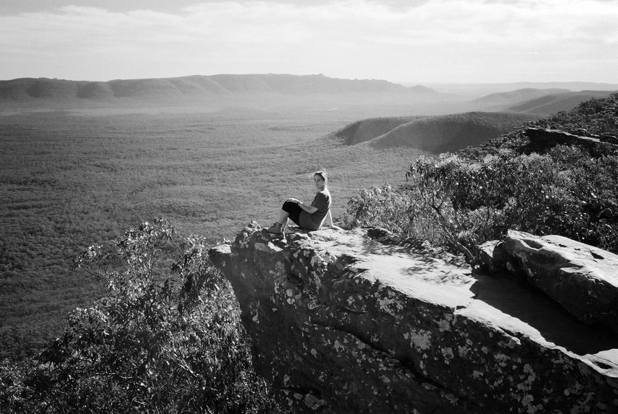 Melanie E. Rijkers in Australisch landschap, zwart-wit foto, analoog jaren '90