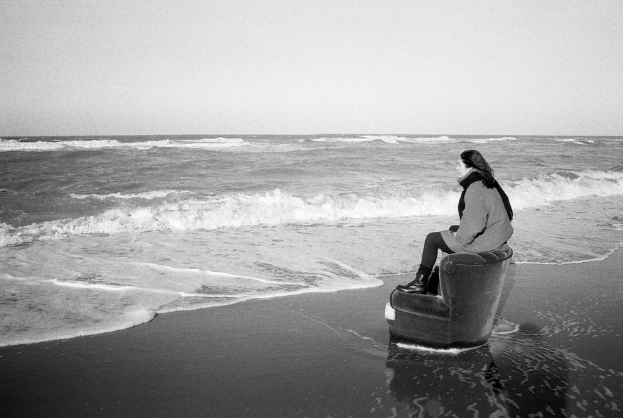 Analoge zwart-witfoto van fotograaf Melanie E. Rijkers aan zee op Scheveningen, jaren '90