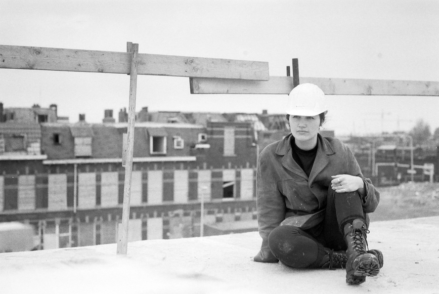 Analoge zwart-witfoto van fotograaf Melanie E. Rijkers in Schilderswijk, Den Haag