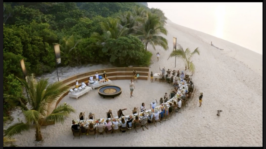 Million Dollar Island - Ontbijttafel gefilmd met drone, proost!