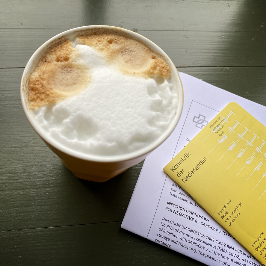Million Dollar Island PCR-test, gele boekje, koffie drinken minderen